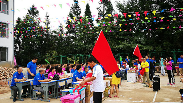 配合前行， 温暖你我——徐州天顺娱乐统一医药连锁销售有限公司贵州修文小学助学行
